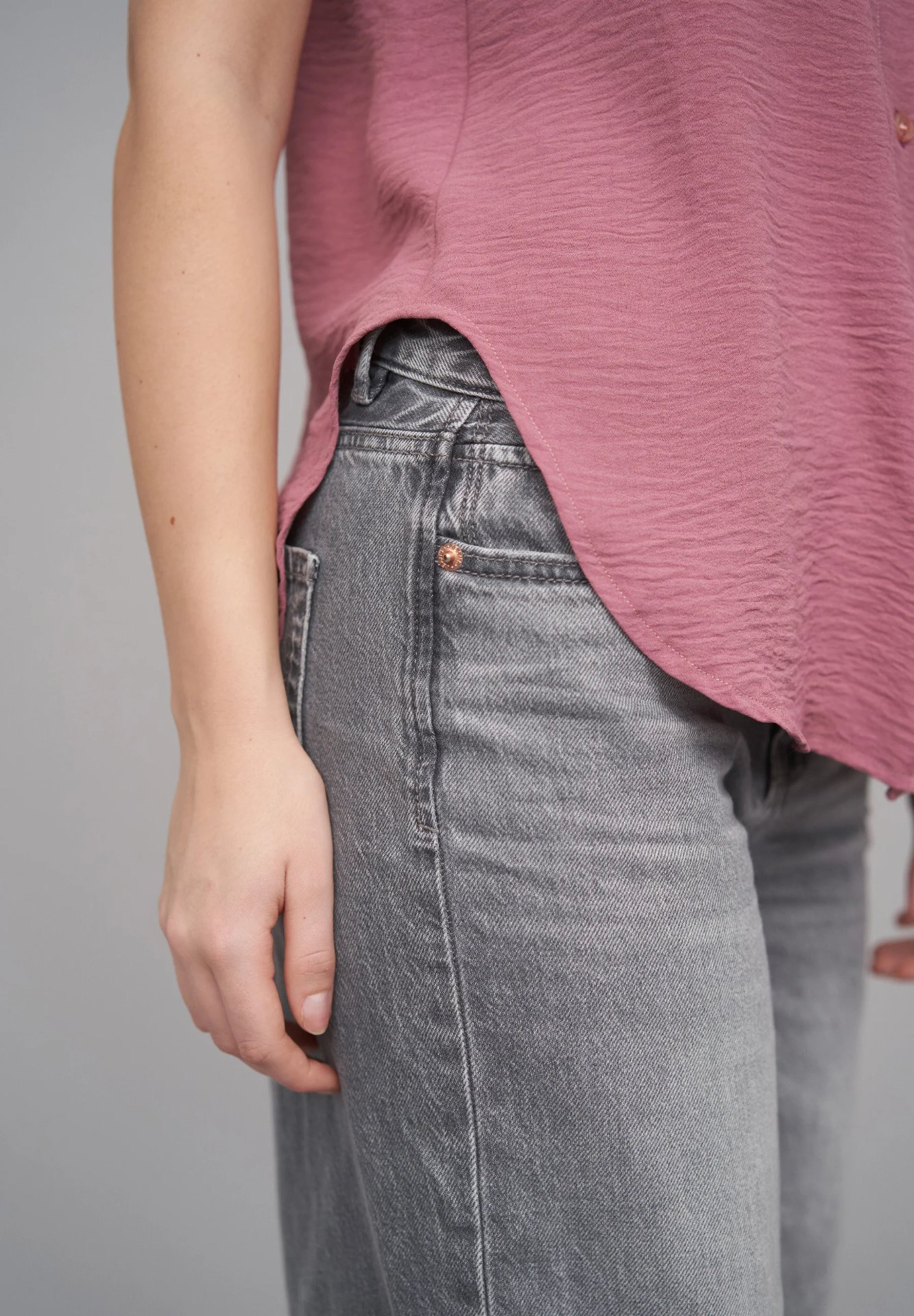 Sleeveless Button-Up Blouse - Image 12