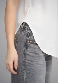 Sleeveless Button-Up Blouse - Image 7